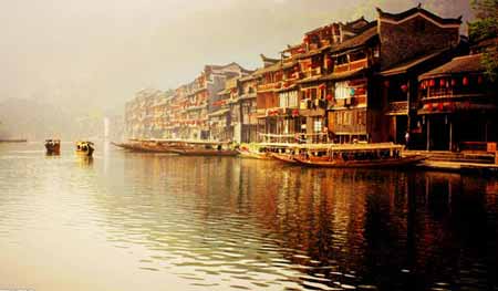 張家界國家森林公園、袁家界、天子山、大峽谷、玻璃橋、鳳凰古城兩晚三日游